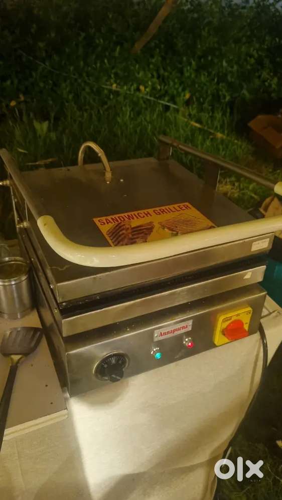 1 Jumbo sandwich machine, 2 Frier, 2 sujata mixture, 1 billing machine