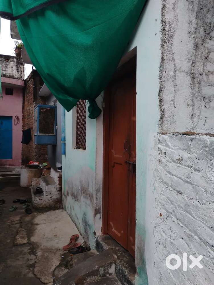 Puri suvidha ke sath Ghar .. pani available hai electricity 2 floor