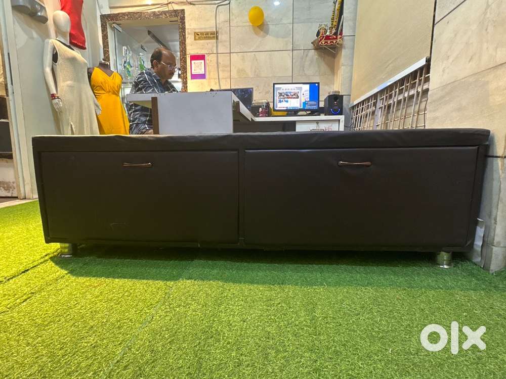 3 -4 seat couch for household or shop