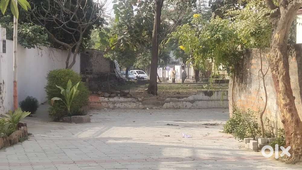 Sale plot at very prime location near jaipuriya school vineet khand 1