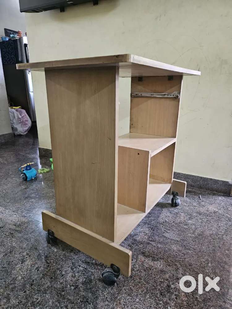 Computer table