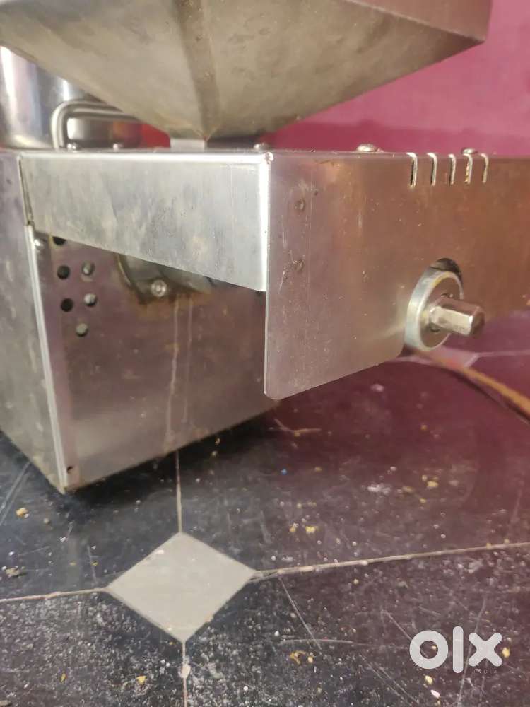 Oil grinding machine