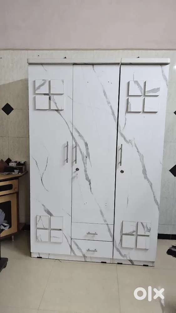 3-Door Wardrobe in Brand New Condition – Price ₹8,500 Urgent Sale