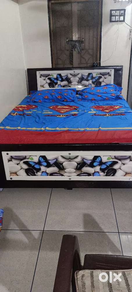 A bad with his matteress with pillows