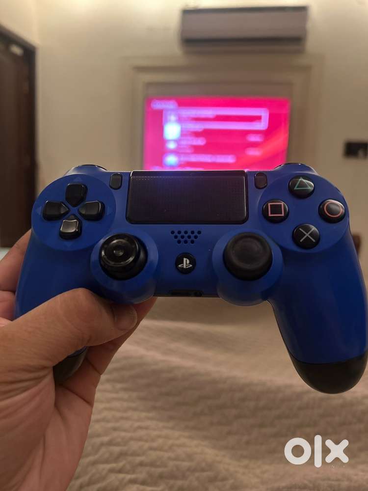 PS4(1TB)  - 2 Controllers - 4 Games