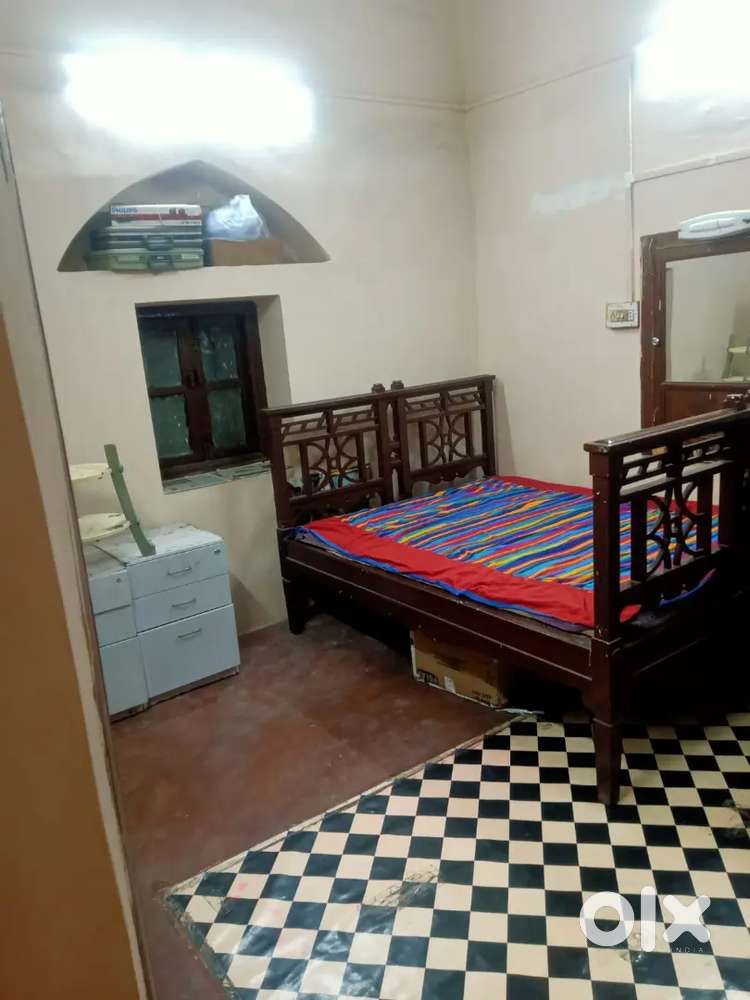 *PURE VEG-INDEPENDENT* 1 Room without Kitchen with LARGE BED ITWARA RD