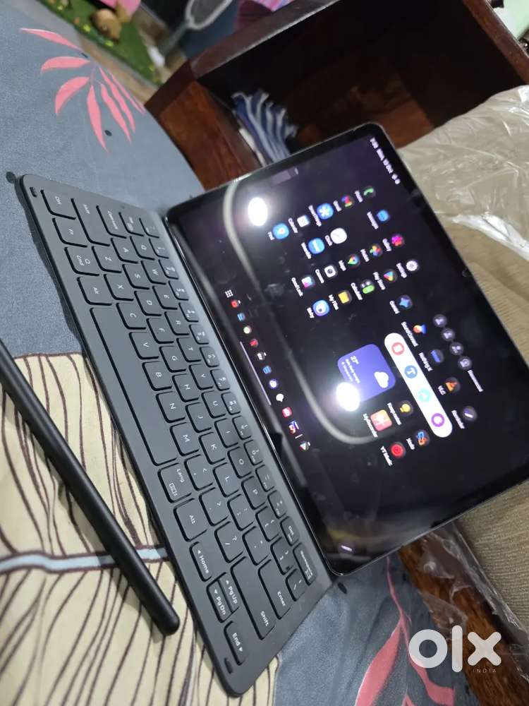 Samaung tab s8 with keyboard and pen