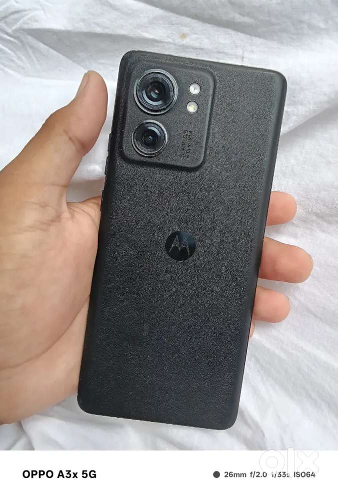 Moto egde 40 curved display 256GB 144 GHZ refresh rate