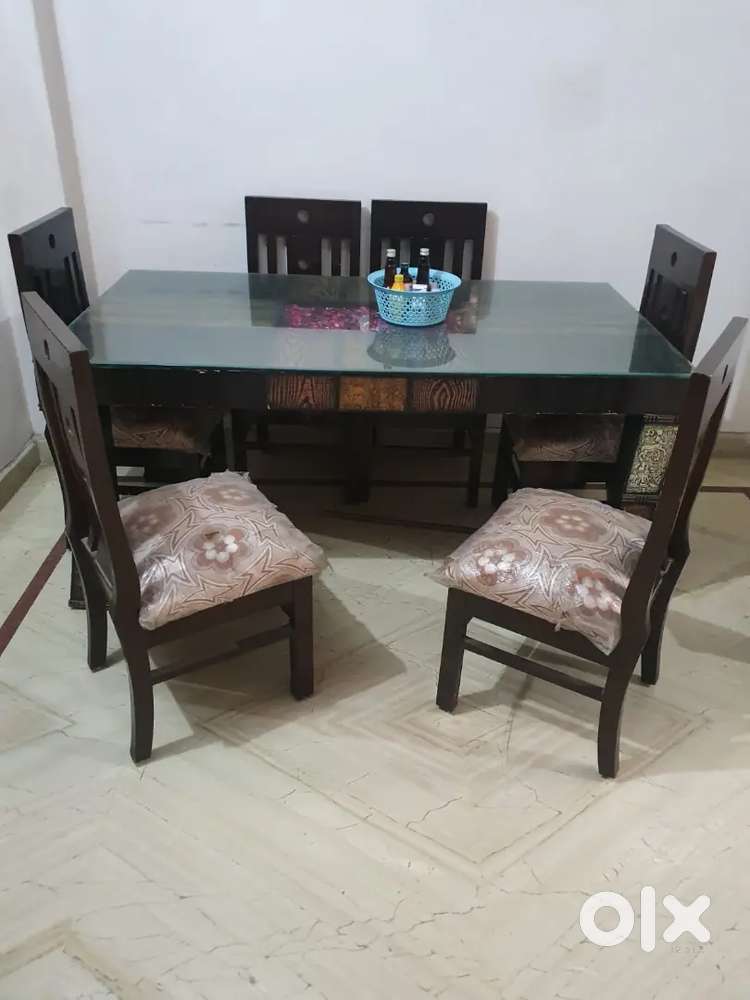 Dining table  6 sitter.