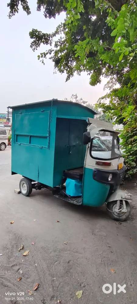 Bajaj re cng auto rickshaw in Pan parlour with fully furnished