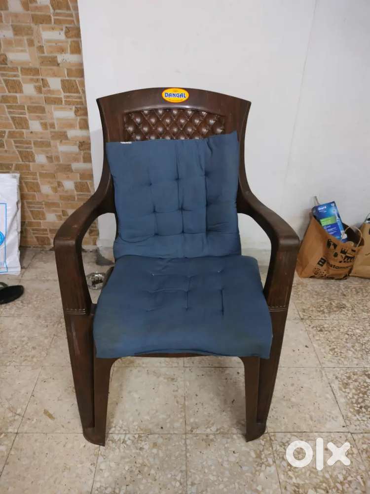 Chair with 2 cushions
