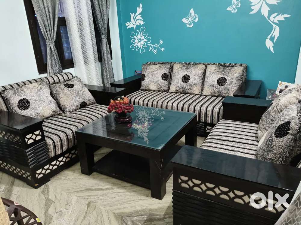 7seater sofa with center table in good condition