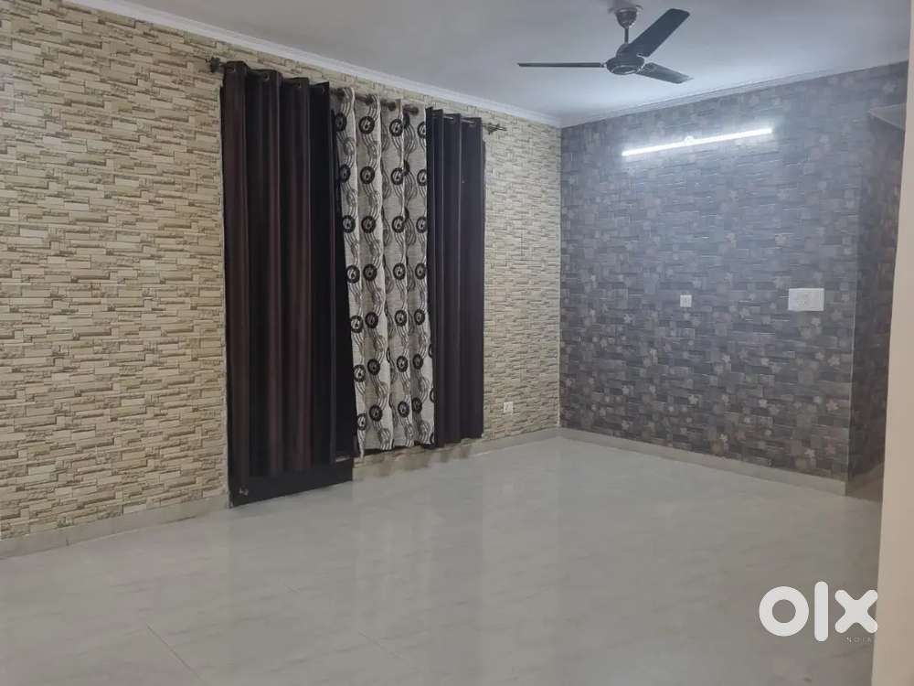 3BHK Big size flat for sale in gated society with power backup