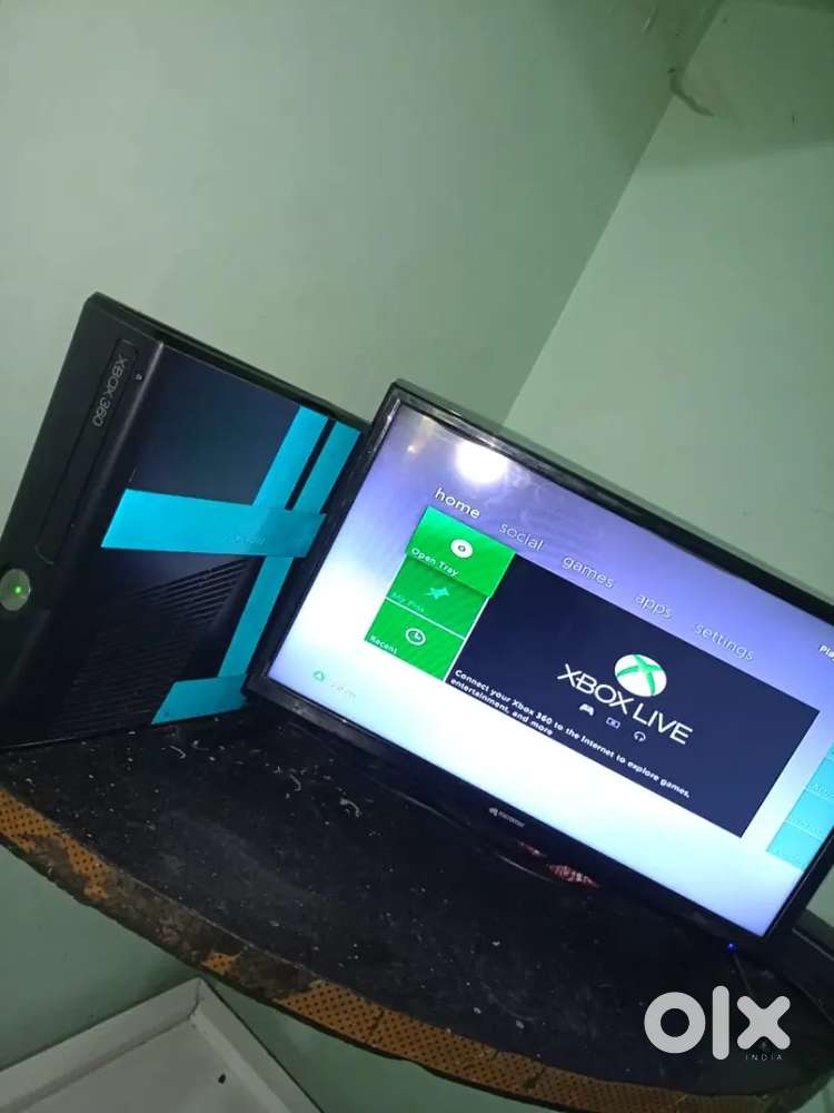 XBOX 360 gaming machine 2 GAME hai GTA 5 AUR CALL OF DUTY