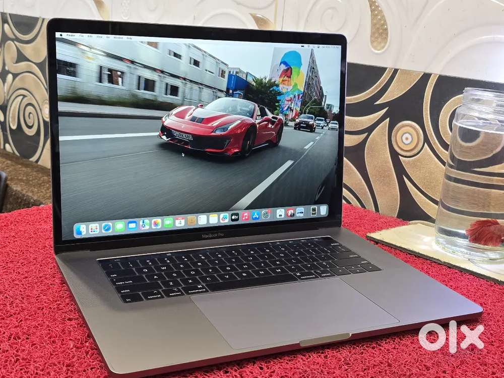 Apple Macbook Pro i9/32gb/2TB/5.5GB Graphics 15inch Retina Touchbar