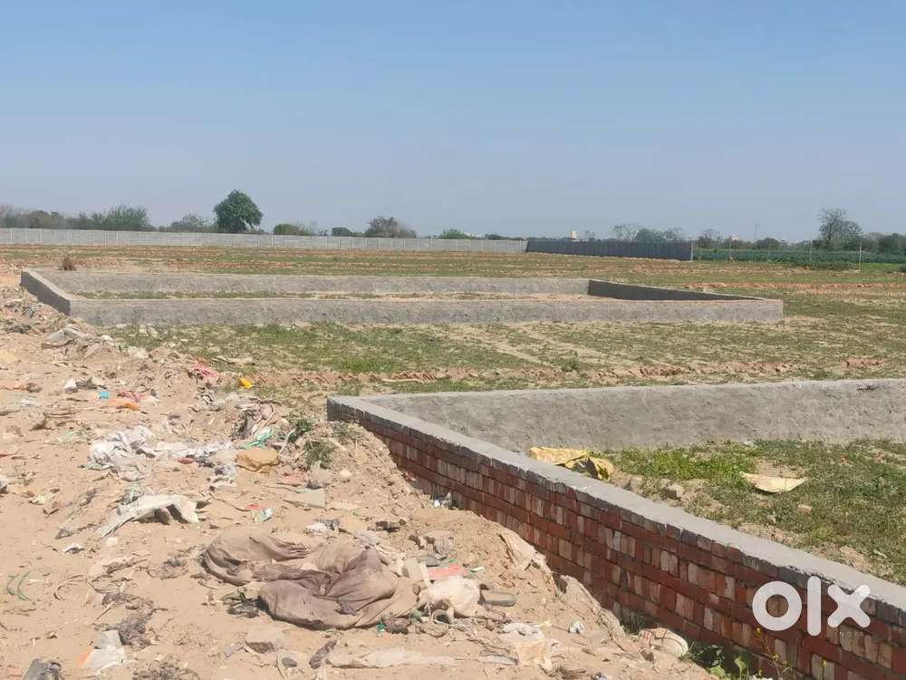 नोएडा में सेक्टर-148 मेट्रो स्टेशन से 3km ki duri per fresh plot.