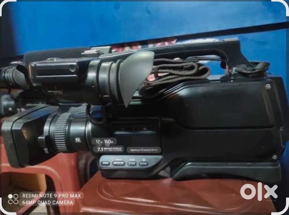 29.8mm - 357.6mm G-Lens (with hood)
12x Optical / 160x Digital Zoom