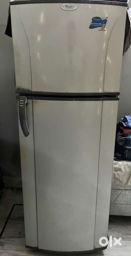 Whirlpool F26 classic plus ice magic refrigerator in good condition.