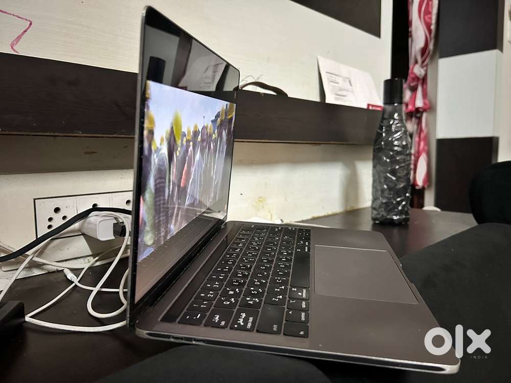 Mac book pro 2018 with touch bar