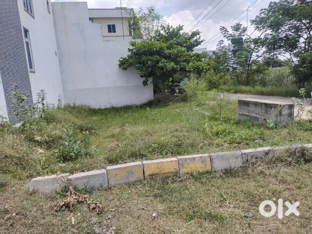 Corner plot for sale at Annanur.
