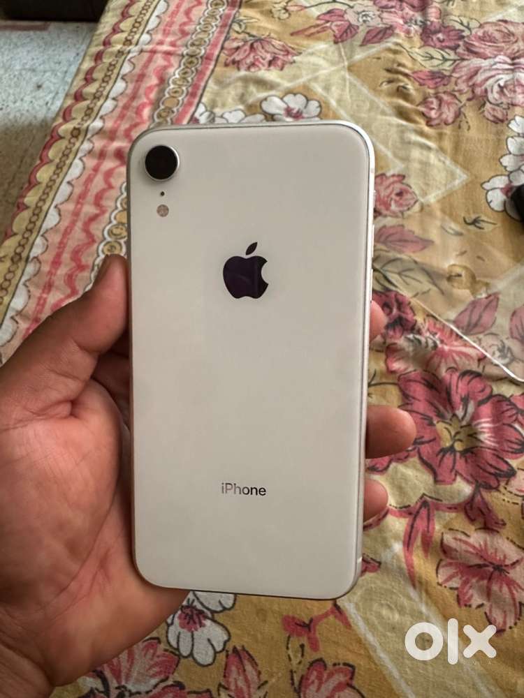 Iphone xr white  128 gb very less  used top notch conditon full kit