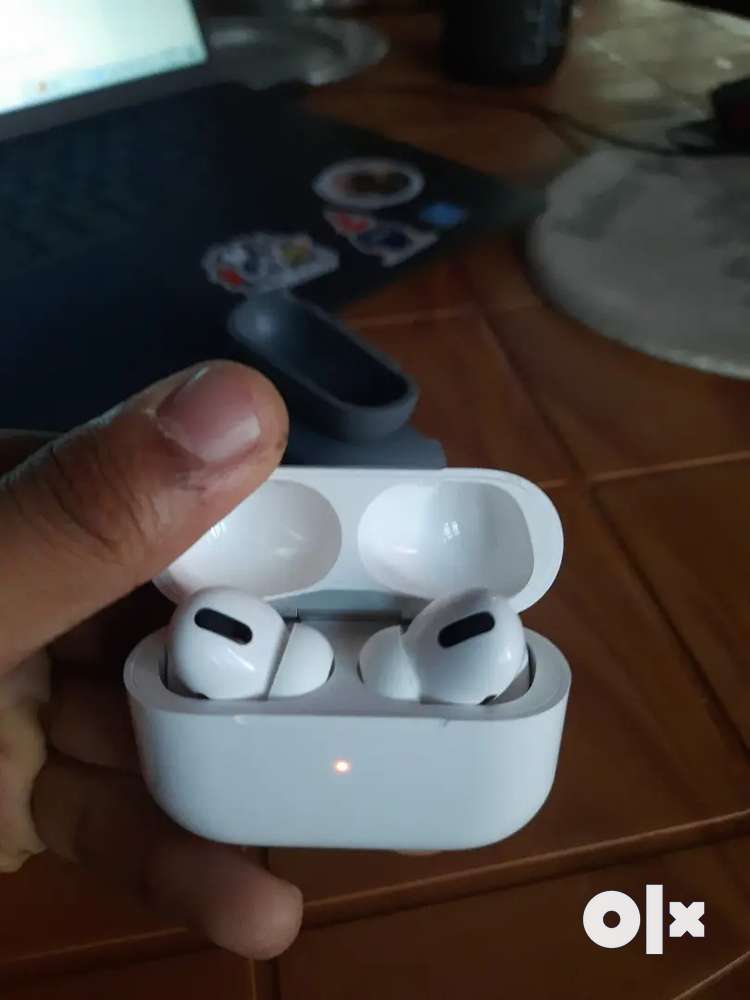 Apple airpods pro with magsafe charging case