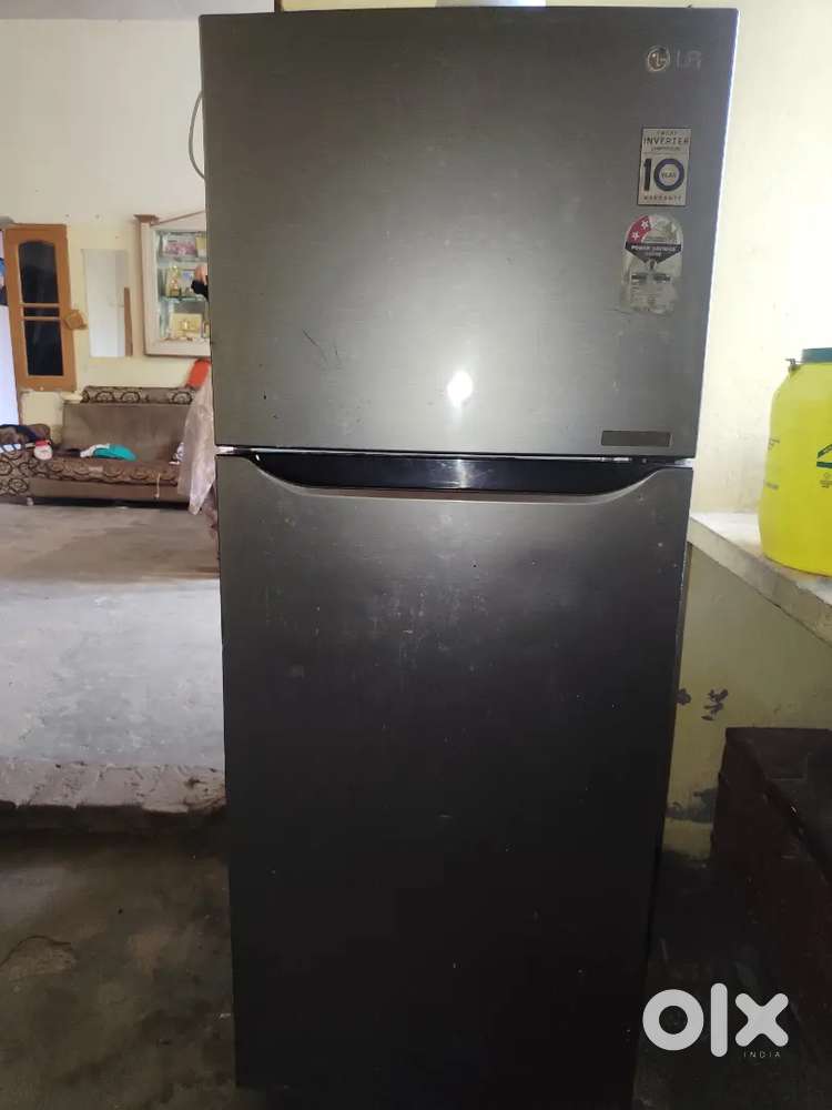 Doesn't make snow. The motor is burnt out.