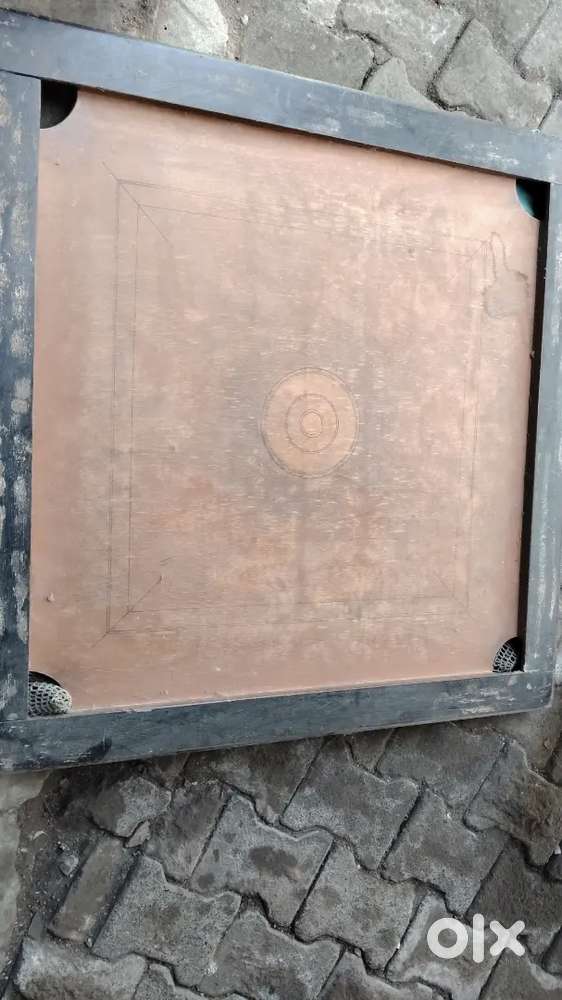 Carrom board