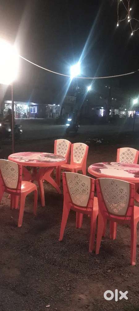 Running fast food poore samaan ke saath.