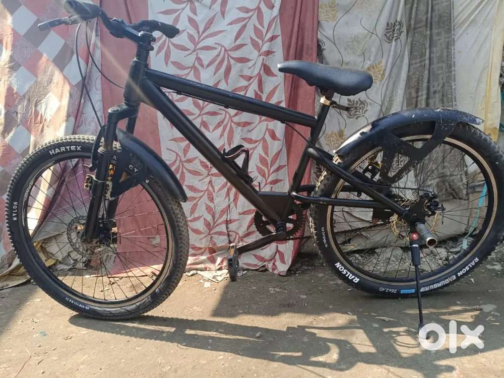 Cycle ka Color black hai