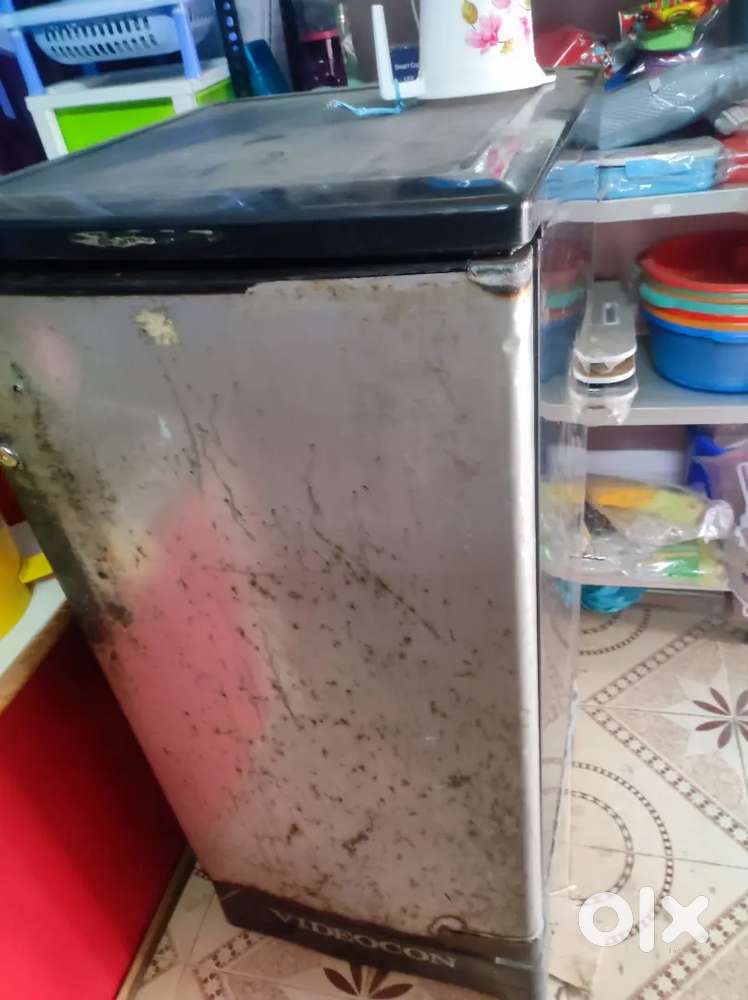 एक वीडियो कॉन कम्पनी का फ्रिज चालू हालत मे रखा है जिसे बेचना है