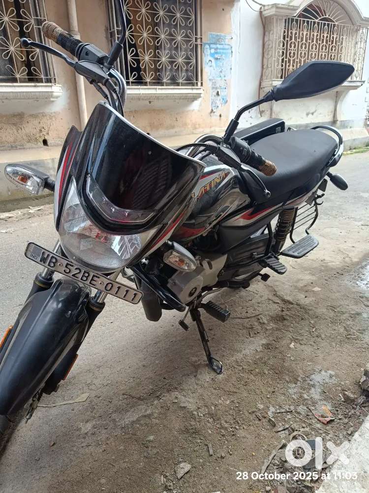Bajaj platina 100, 75kmph+ mileage..red black