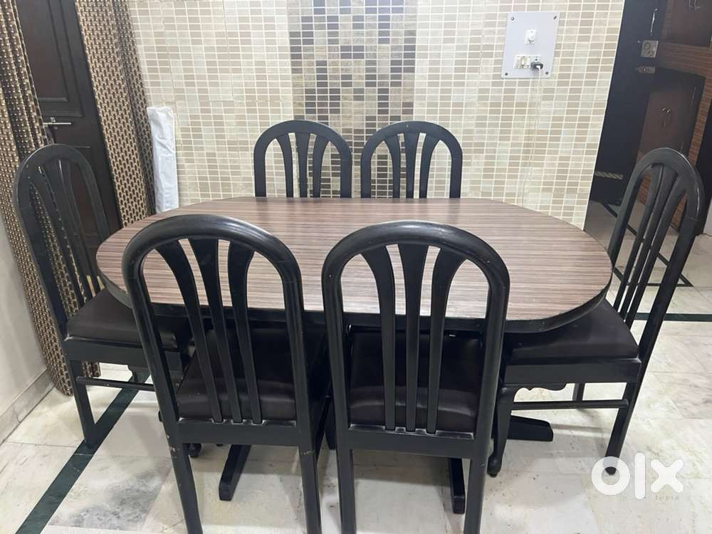 6 Seater dining table in good condition