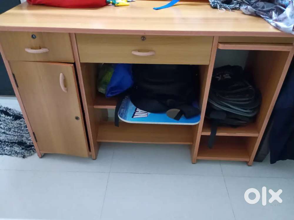Computer table
