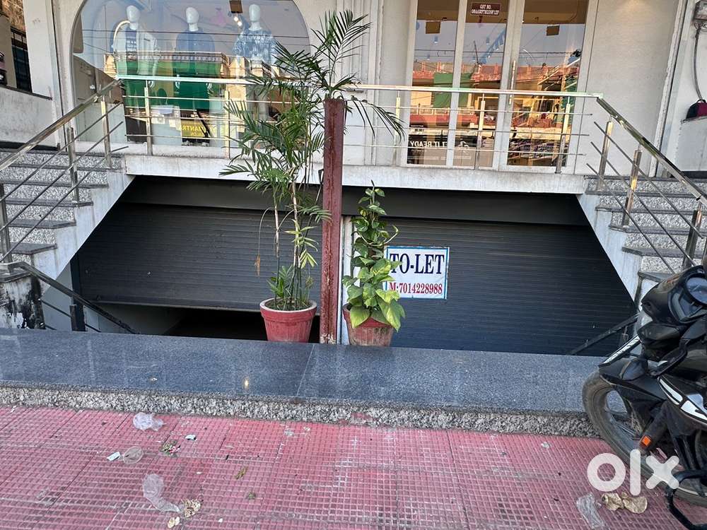 Semi basement on main road
