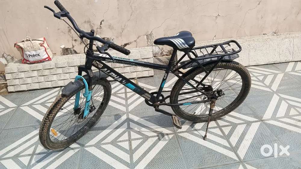 It's 1 year old , zyada use nahi hui , perfect ekdam fresh khadi hai