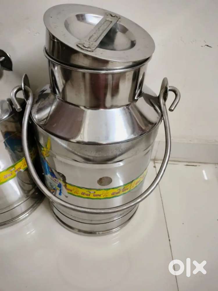 Selling 2 milk cans + milk measuring pots (500 ml, 100 ml, 50 ml).