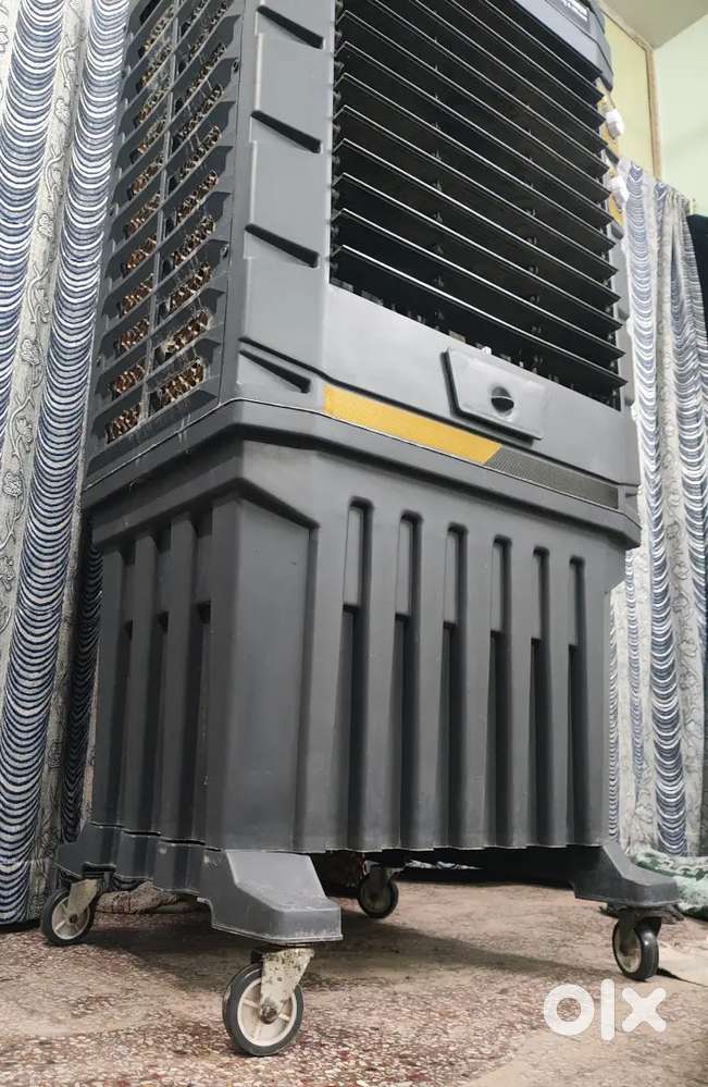 Air conditioning cooler with ice chamber