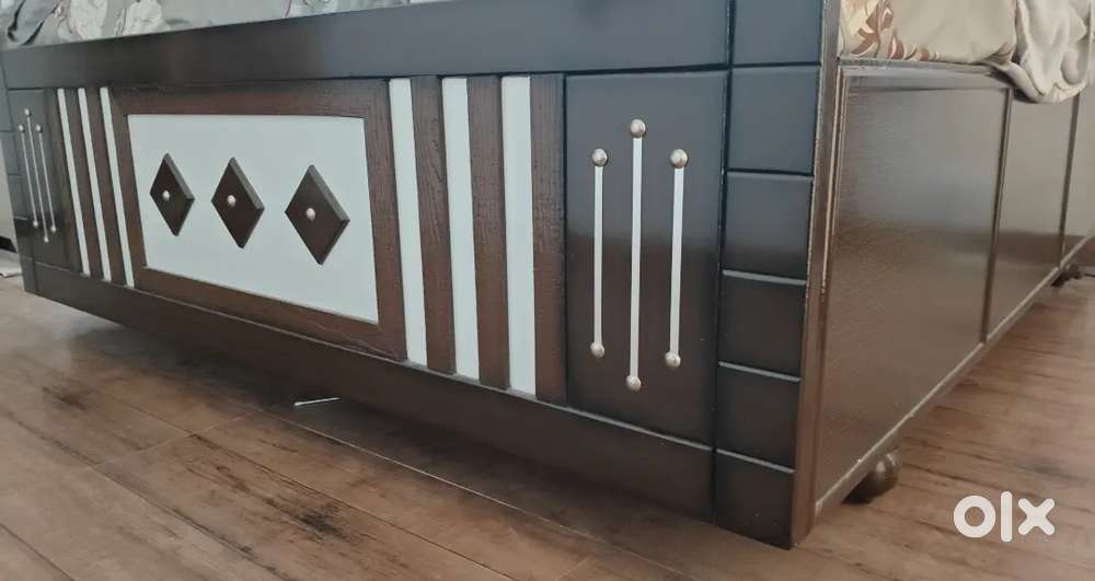 Wooden Bad with mattress