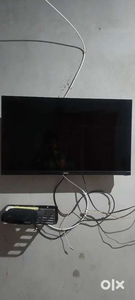 Led tv (32) inch in black colour