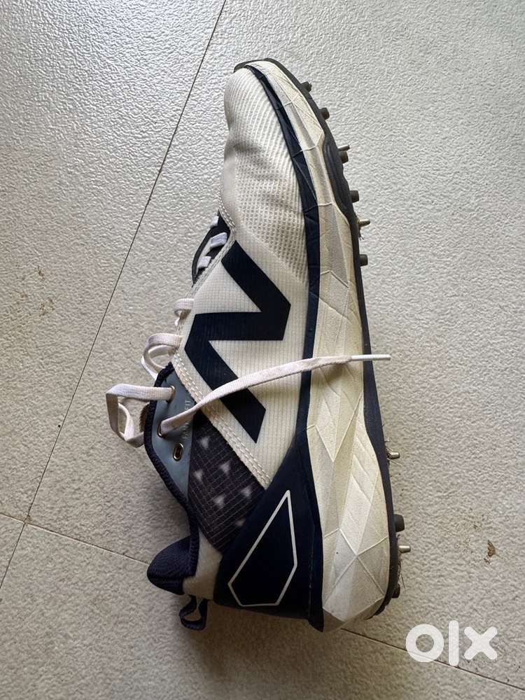 new balance cricket spikes shoes only 4 days used brand new condition