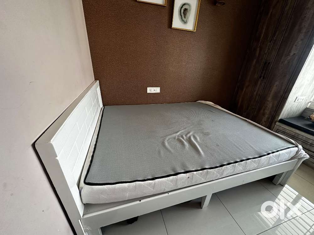 Queen size bed with wake fit mattress