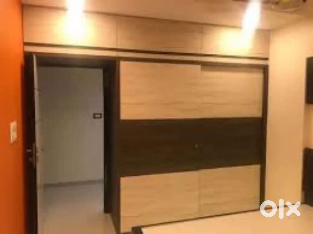 फलेट शोरूम में वुडन फर्नीचर ऐंड ओल वकॅ समाधान अरजंन्ट में