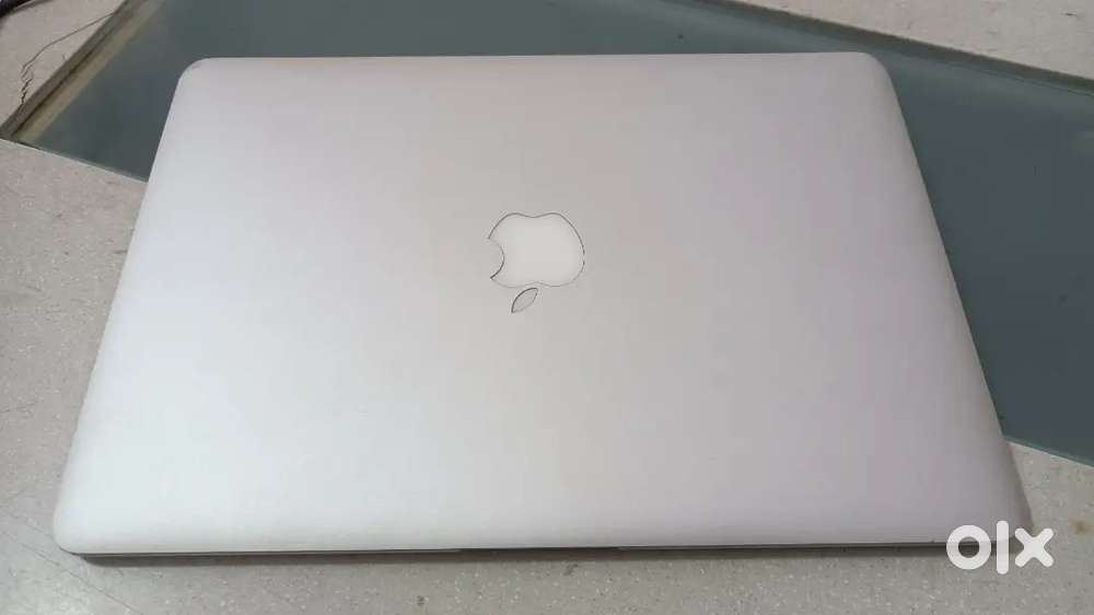 Apple air model i5 Ram 8gb SSD 256gb