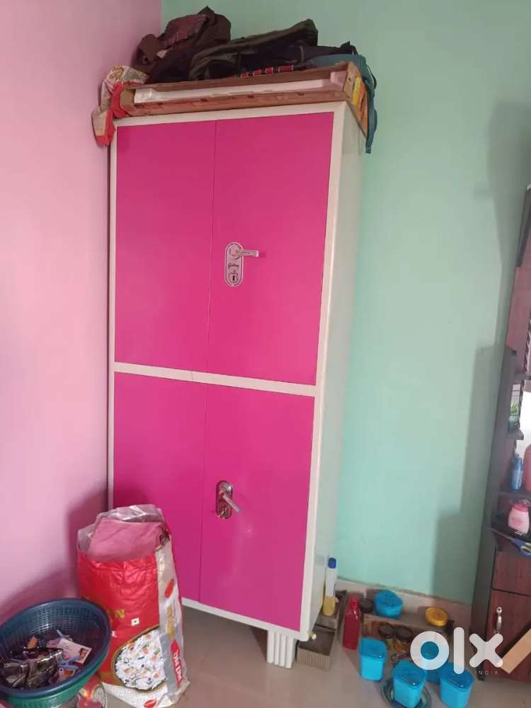 Bed, wardrobe and dressing table