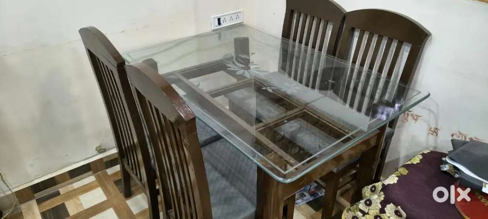 सागओन के डाइनिंग टेबल 4 सीटर