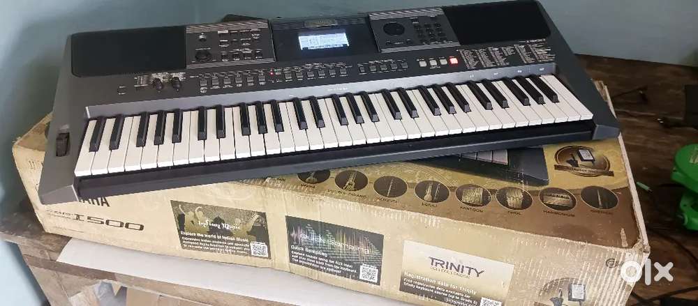 YAMAHA PSR I500 Professional Keyboard Excellent Condition