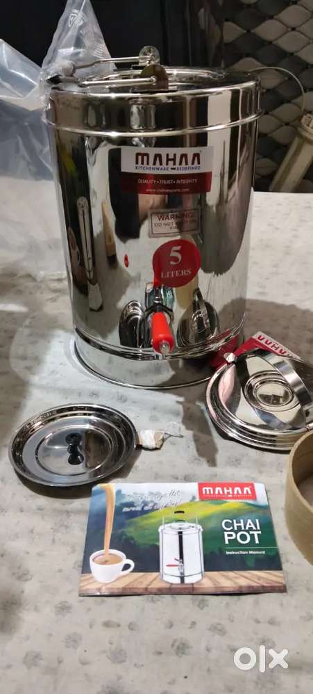 Tea container and hot water container