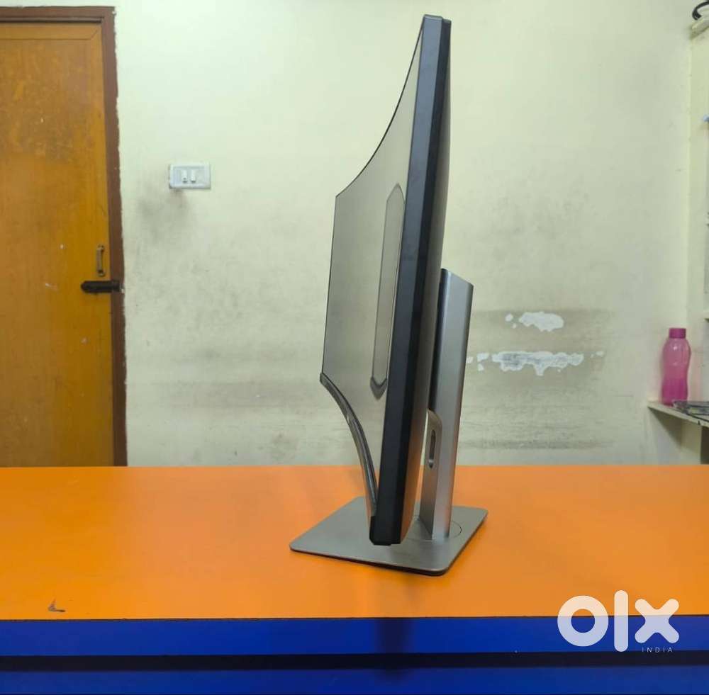 Dell 34 Ultrasharp Curved QHD IPS Monitor with 1 MONTH WARRANTY