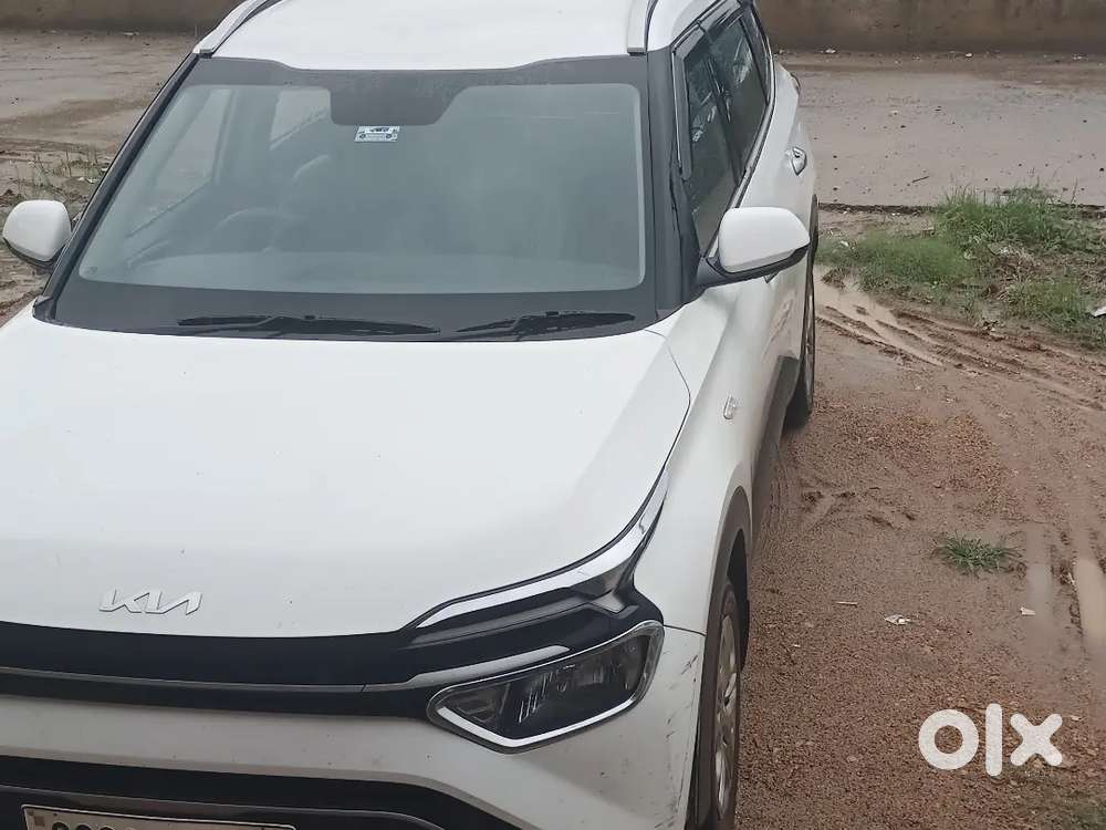 Kia Carens 2023 Petrol Well Maintained 1st owner showroom condition